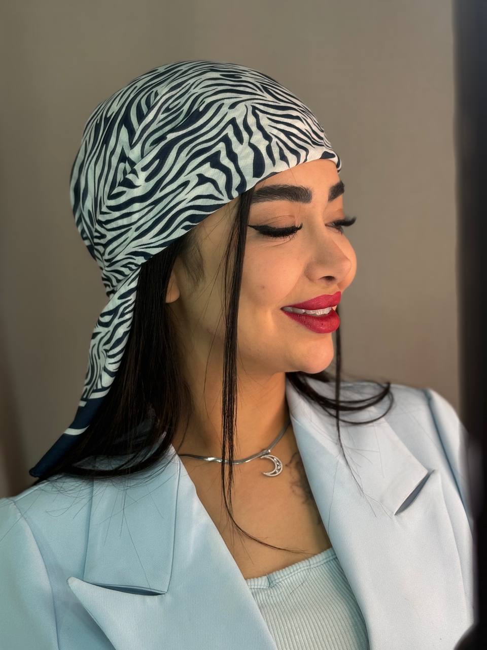 اسکارف زنانه ابریشمی ترم، لطیف و لبه‌دوزی‌ شده